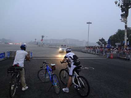 这两哥 默默的等待中..