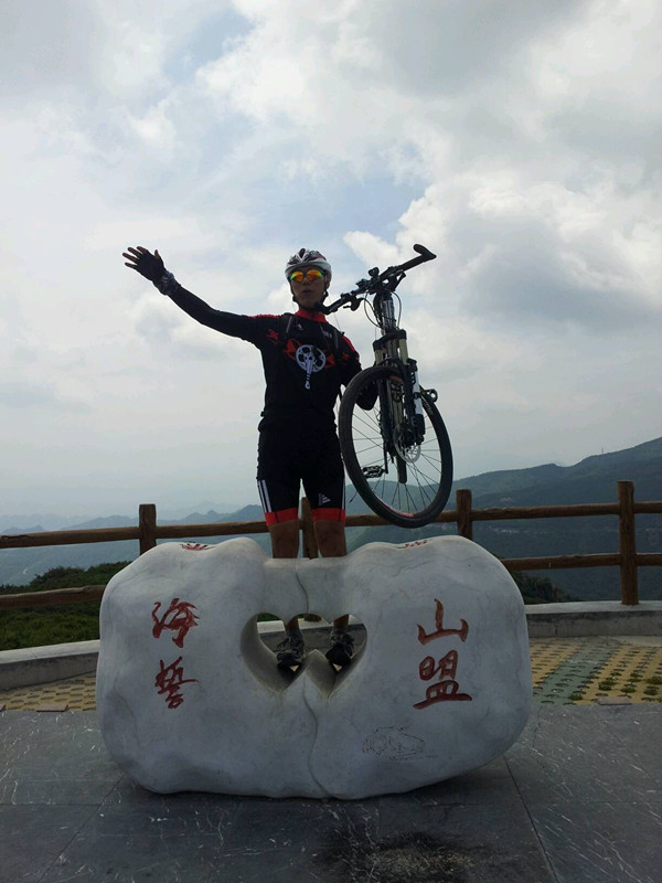 好像旁边少个女人啊