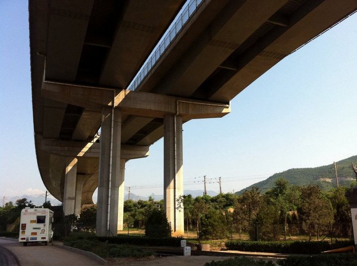 龙泉宾馆处  左下有小旅行车