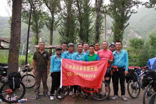 队员们和豪大合影