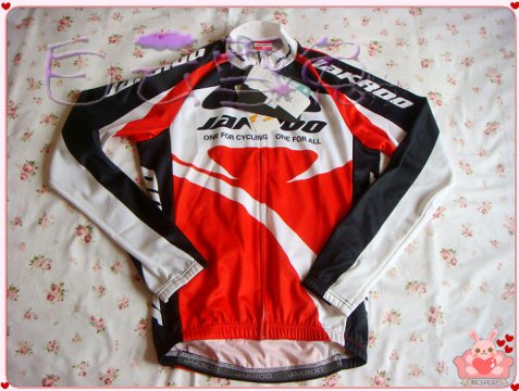 车队款红色S肩膀处勾线导致一个小洞