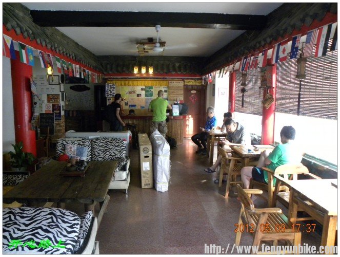 前面穿绿色衣服的车友我们一直到白坝乡