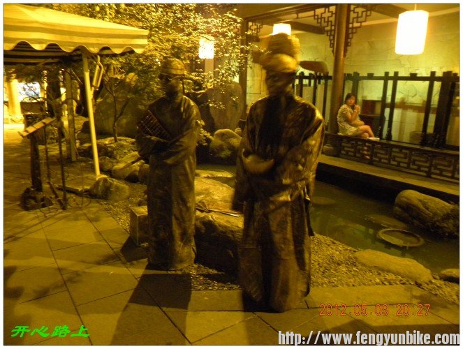 偷拍的，真人“泥塑”