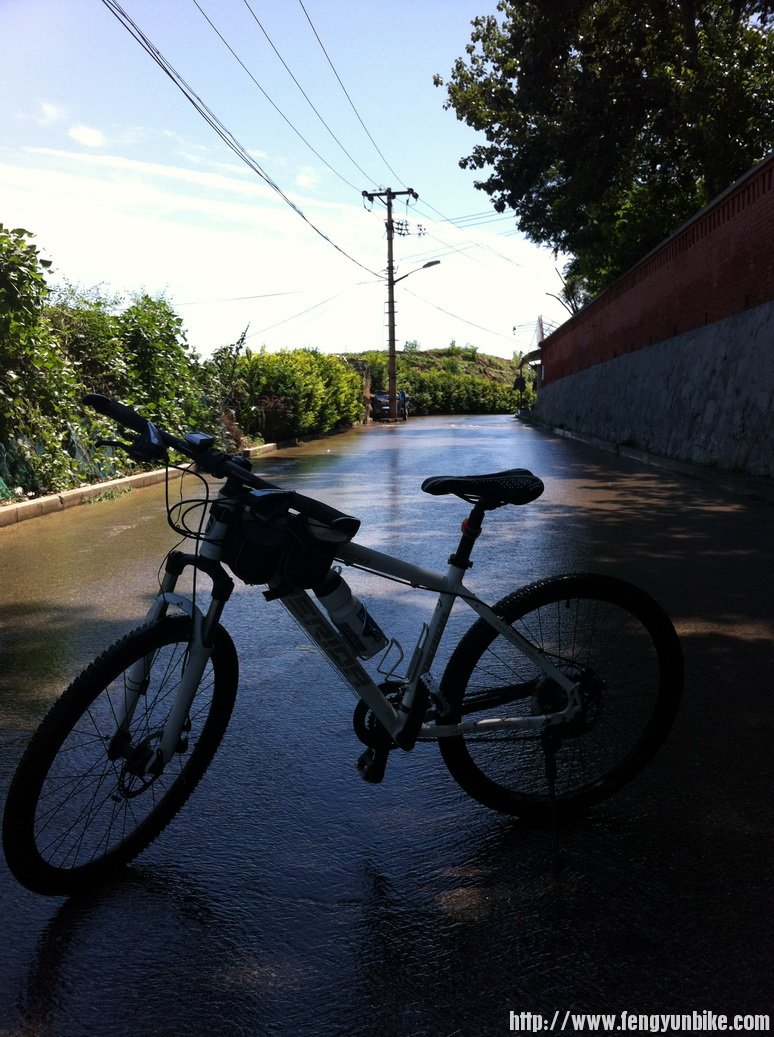 到了村口一看，乖乖的，水漫金山了！山上的水还往下流呢。