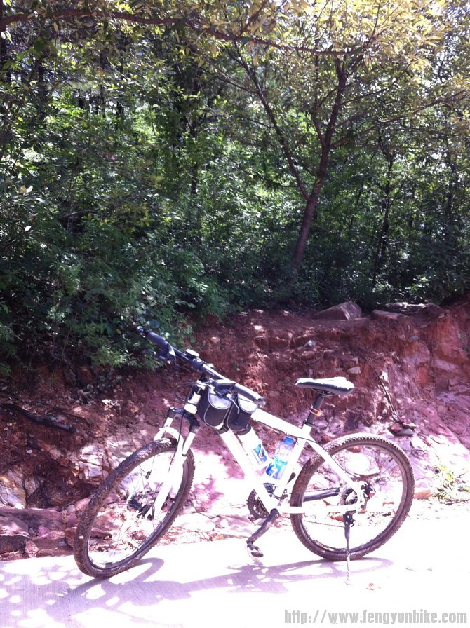 终于找到了出口，上了防火道。