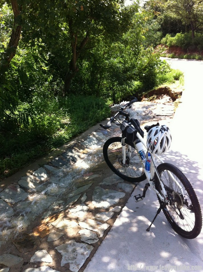 路边一溪泉水流过，正好浑身燥热，洗把脸，又凉又爽！