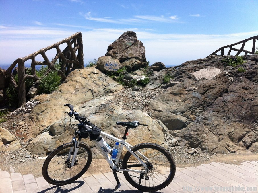 登顶后，给俺的进藏战车来个靓照！