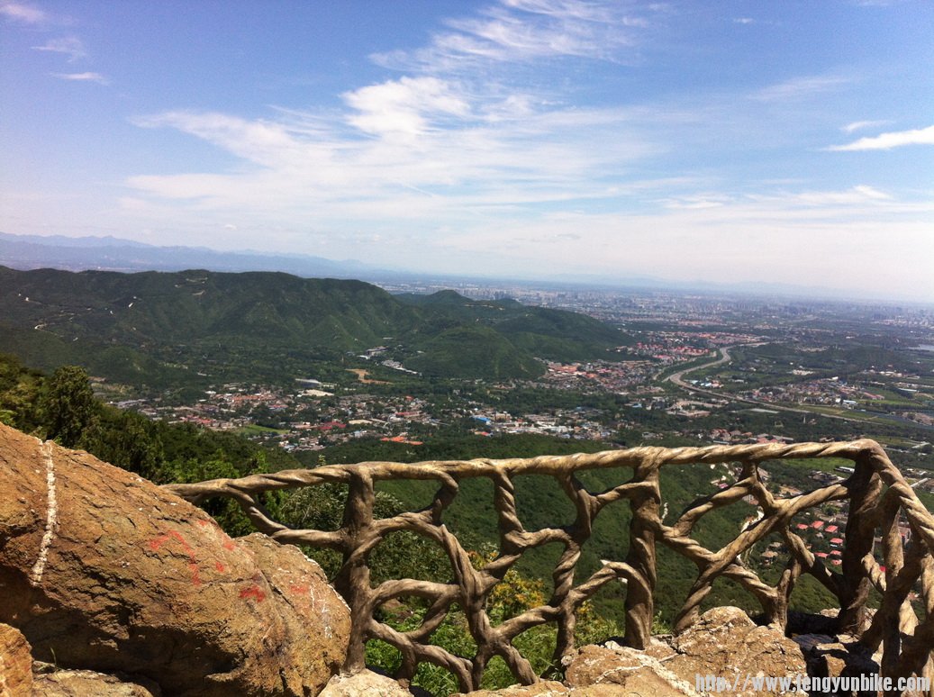 山上清风徐徐，能见度横好，如果有望远镜能看到通州！