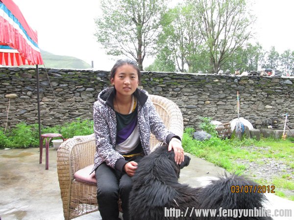 巴桑和她家的小黑