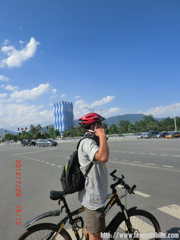 7回来时走门头沟市区标志性的水波浪建筑