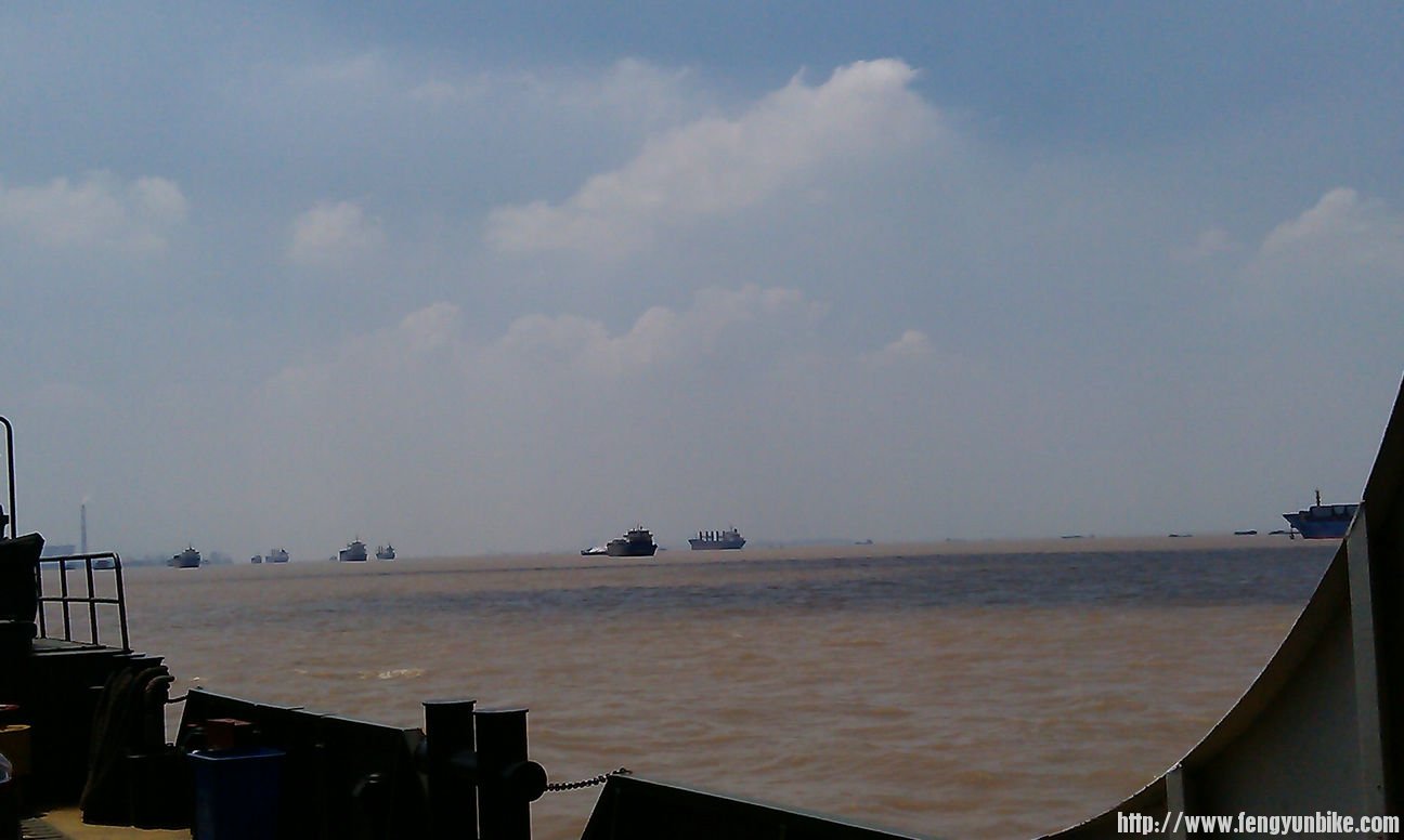 泾渭分明--长江水