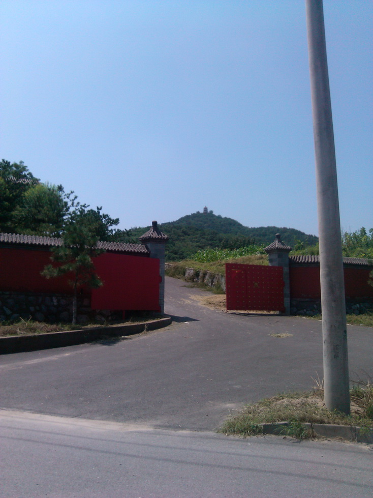 咦，有座小庙，里面还种着棒子