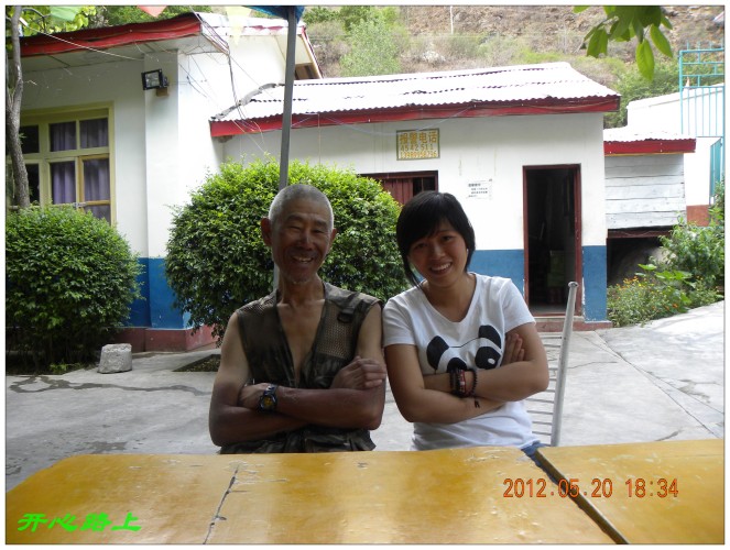 一个人搭车游玩的姑娘