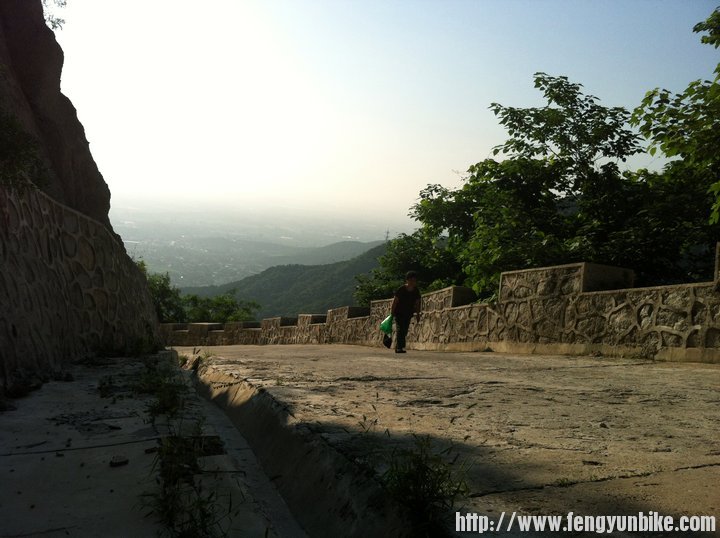 推车处，大妈是倒着往下走的