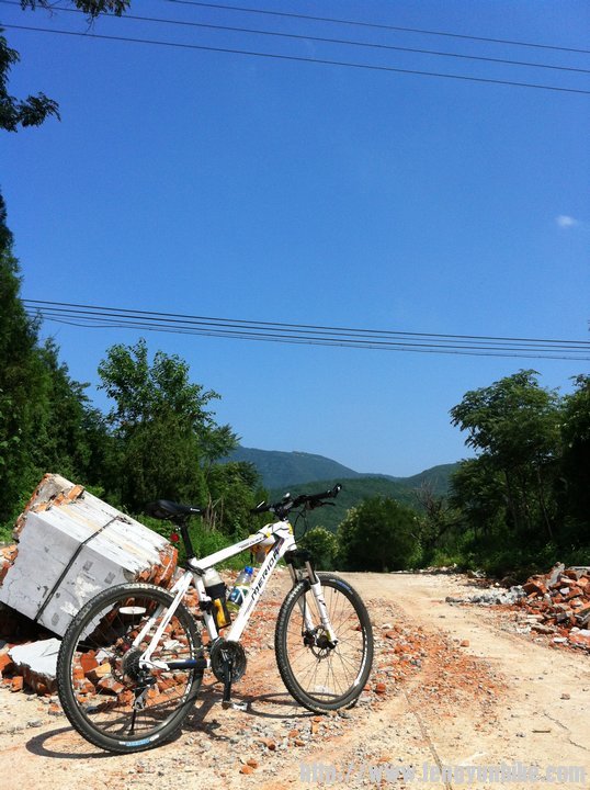 下坡去三家店，远处山上的点是新望京