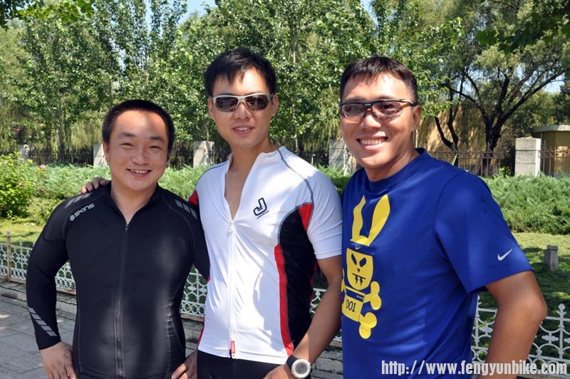 三位骑士出发前 先来个合影