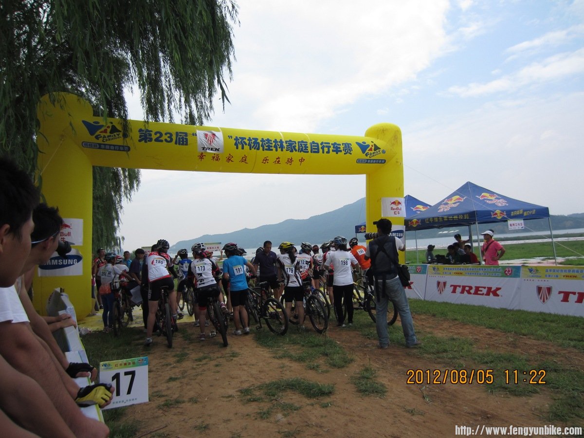 杨桂林自行车赛--女子组准备出发.JPG