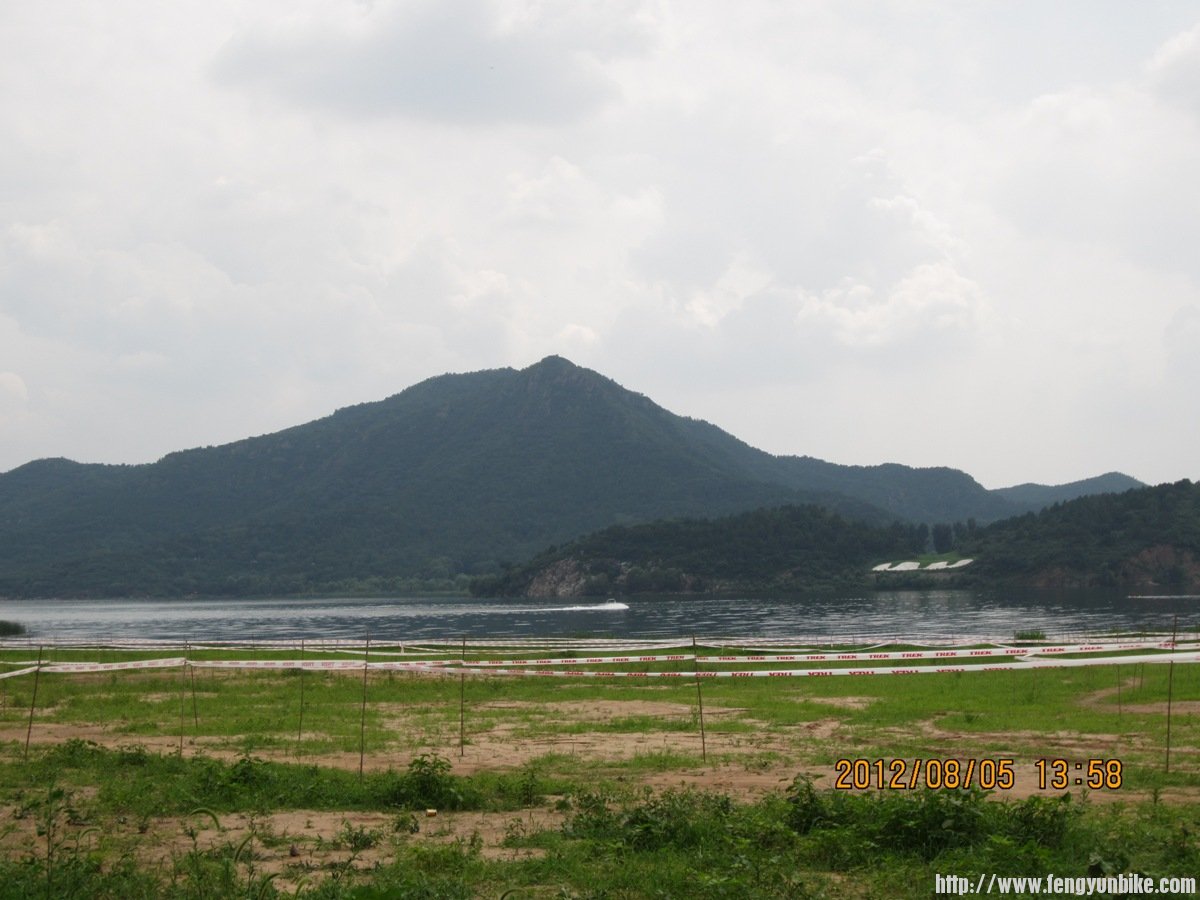 杨桂林自行车赛-赛道一角-远处有人玩摩托艇.JPG