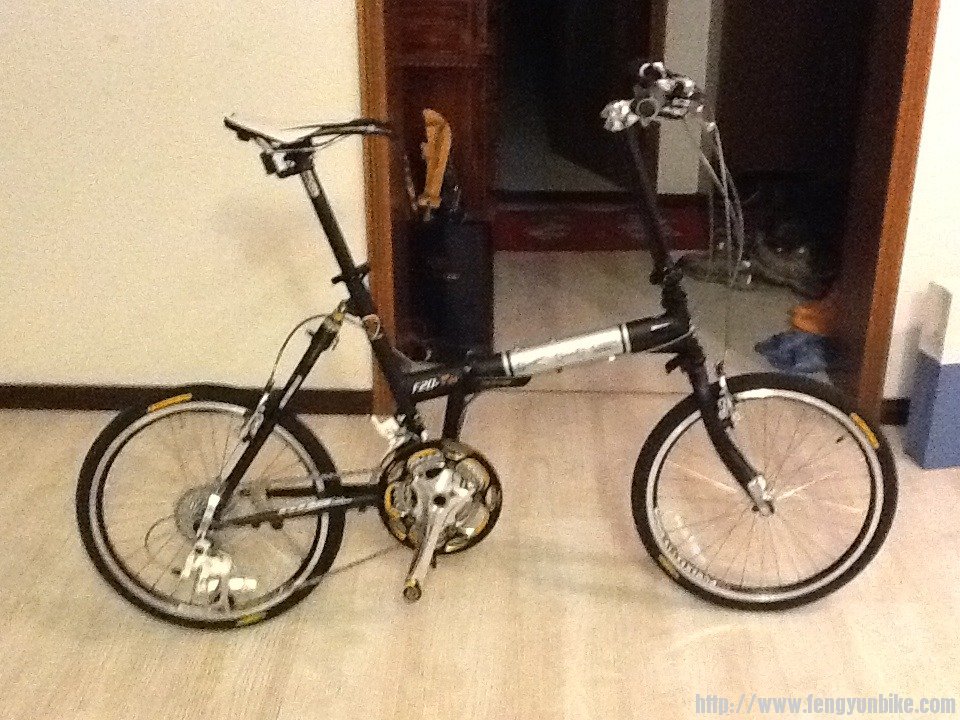 躺在垃圾堆中，哈