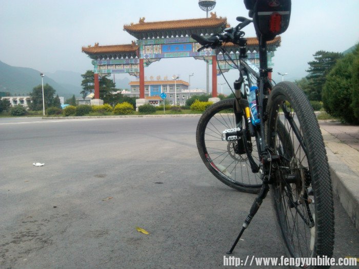 潭柘寺政府立的牌坊吧，从这环岛第一个出口就爬潭柘寺了，路不好，也在修路 ...