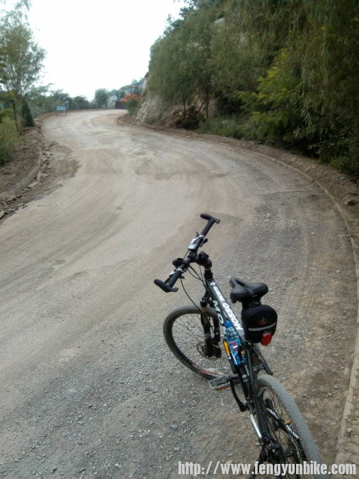 现在的路都还是石子路，正在修