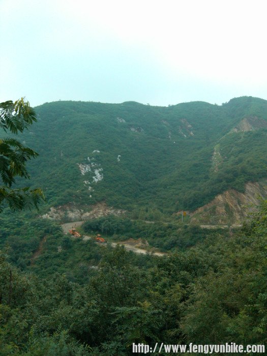 看，大机器正在修路