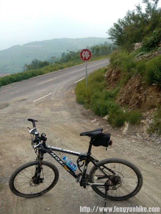 到这路口，总算找到了大马路，妈呀