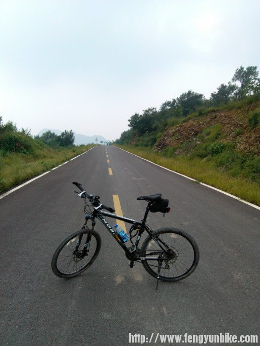 路上无一人一车，甚是清静
