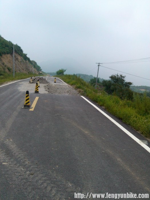 爬潭王路发现很多路都塌陷了