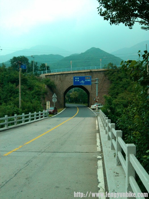 从这往右拐上G109了，爬东方红