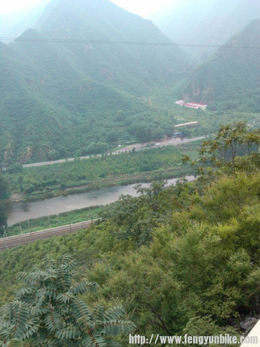 坡上，刚才休整的农家院