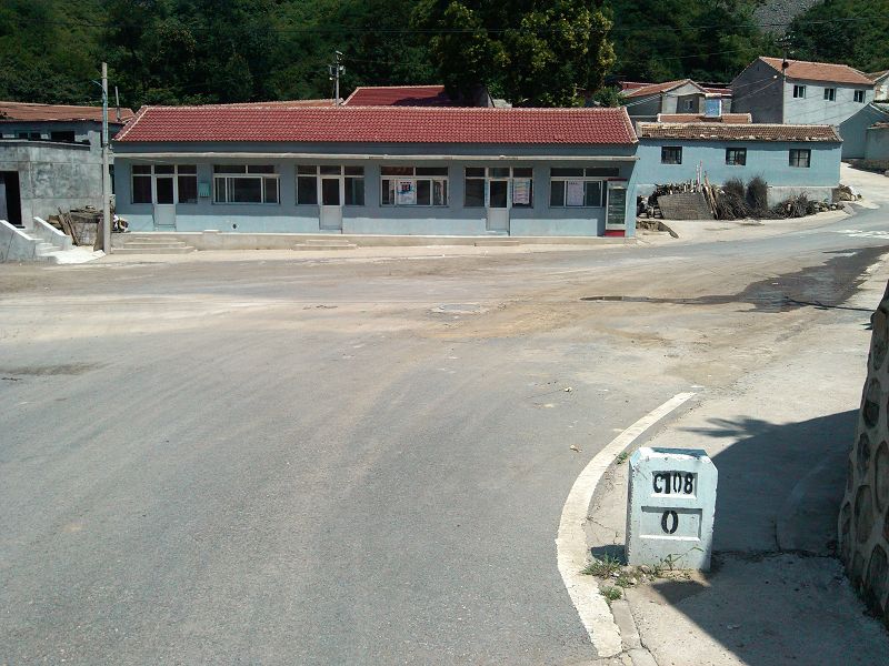 这就到村口了，右拐就奔妙峰山了