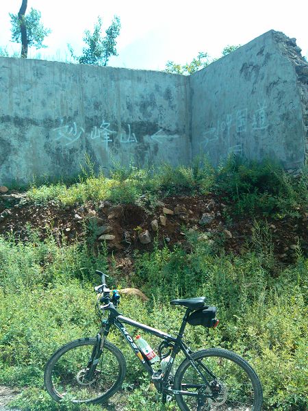 这是从禅房村怪上来的一个指示版。