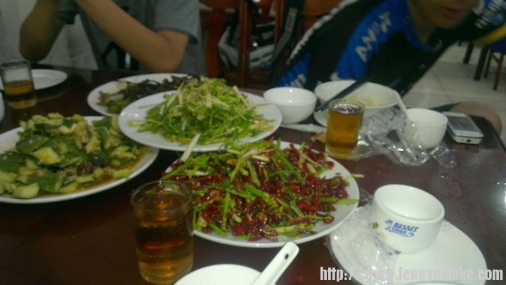 晚饭把饭馆米饭吃没了。。三个人吃七个肉菜。。