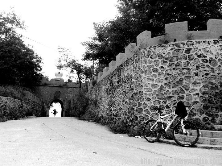 到达挂甲塔，光了会膀子