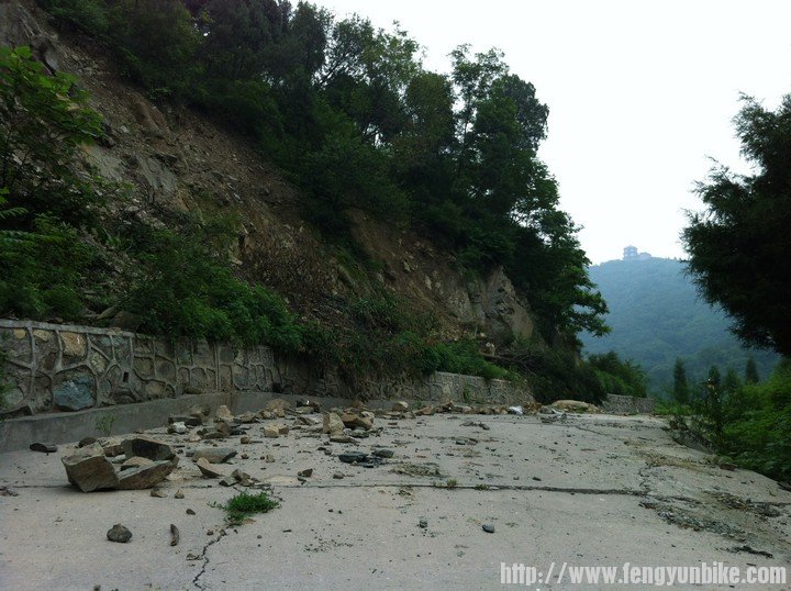 遛山的一段路 有滑坡