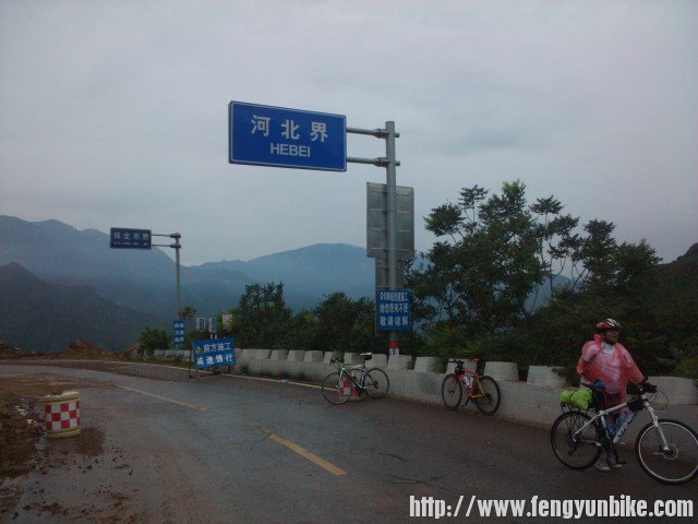 去年后面还都是树。。今年。。