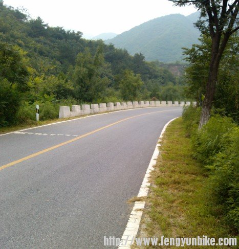 宽敞的路面，路况极好。