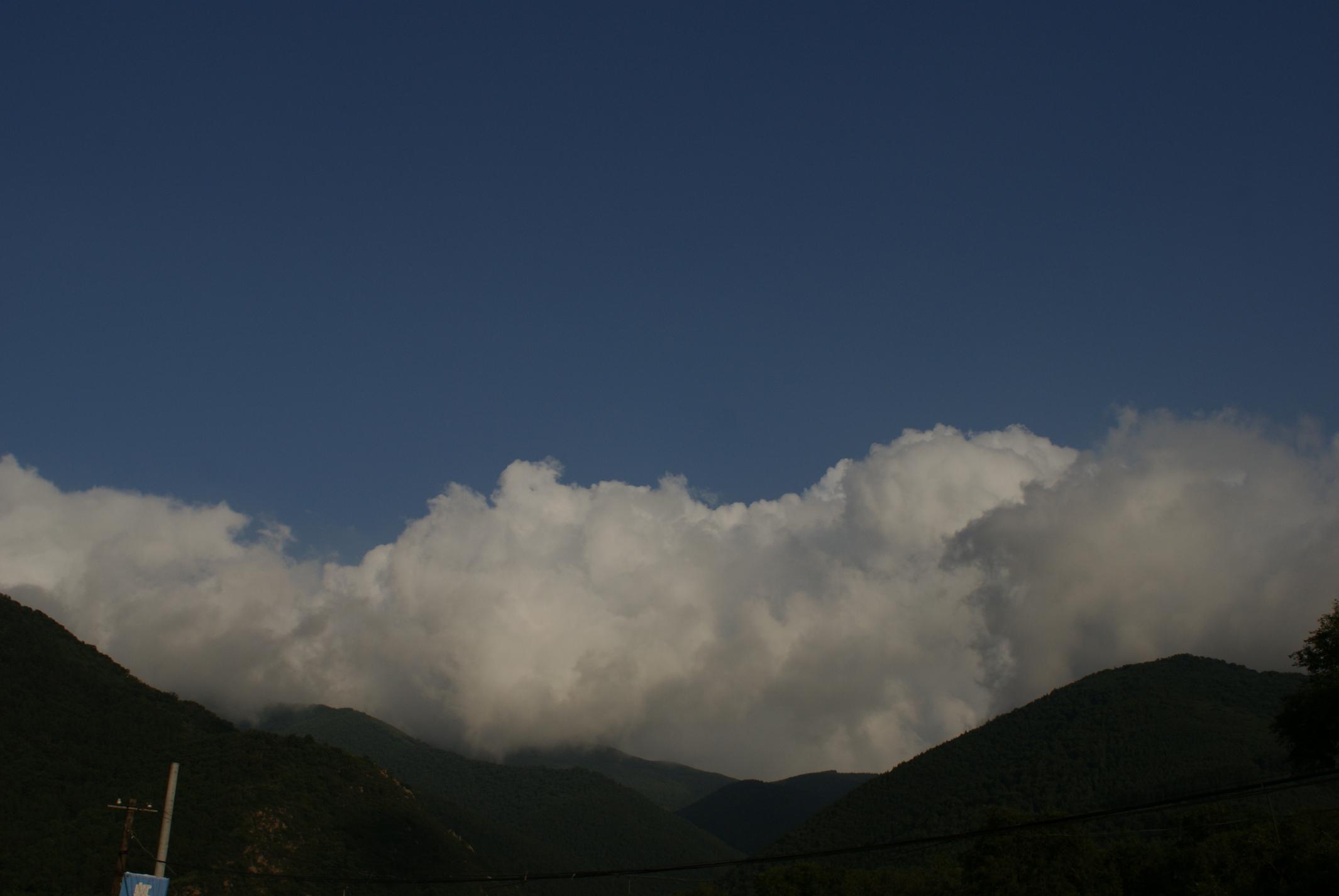 黑色的山上是白色大飞云