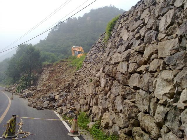 水厂上方100米处的塌方