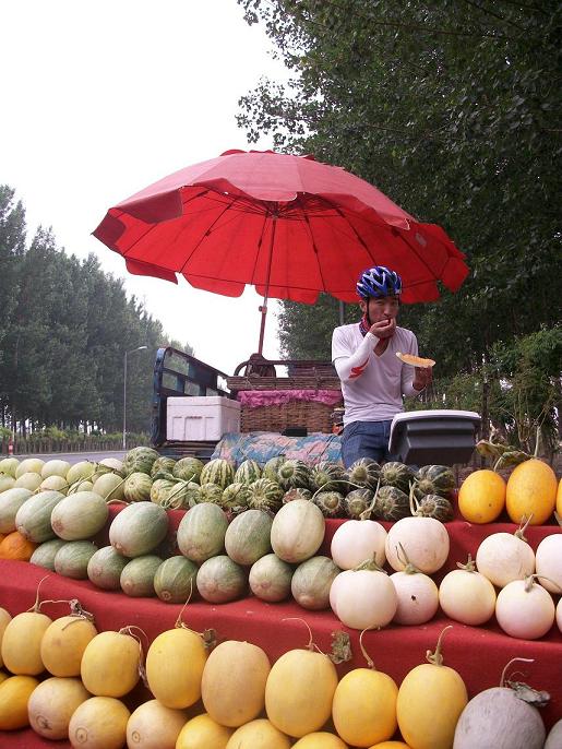 在静海县的路上吃西瓜