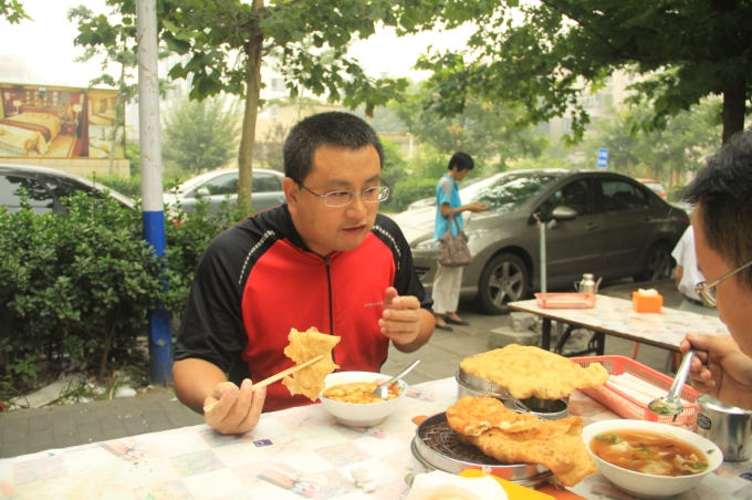 看看 豪大和通勤12的早餐 豆腐脑 云吞和油饼 好丰盛啊