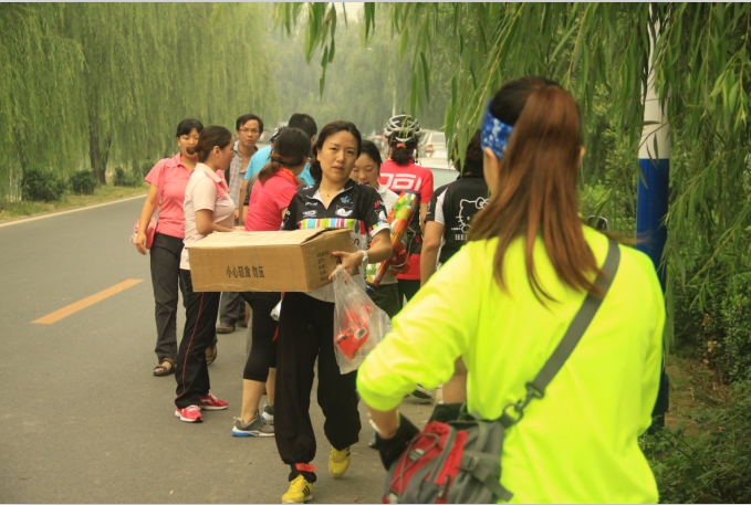 这抱得可是烧烤架子啊