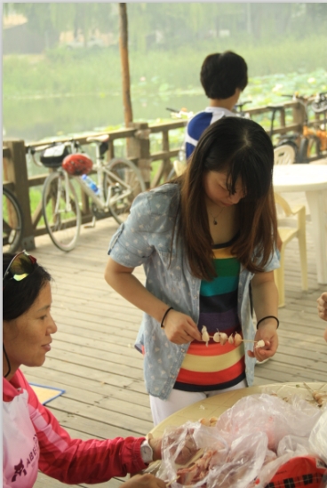 看看 有一个装蒜的 不对 是穿蒜的