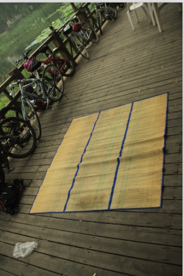 大凉席啊 其实我当时想在上面躺会的 但是没好意思哈哈哈