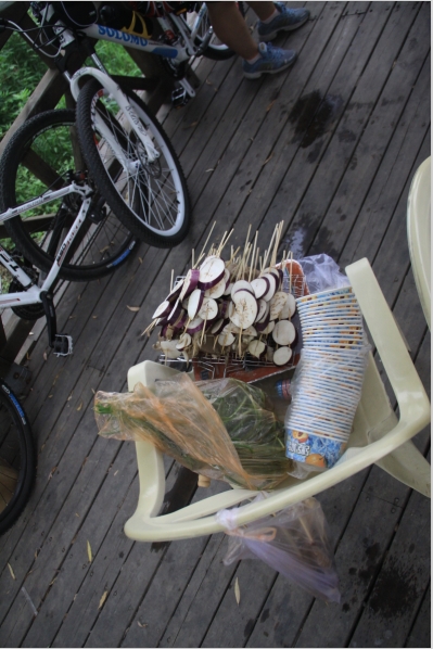 我去拍车子的时候 大家都洗的洗好了 切的切好了 居然都穿好了