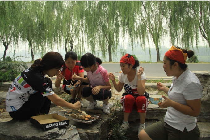 谁说女子饭量不如男 看我们自己也弄了个