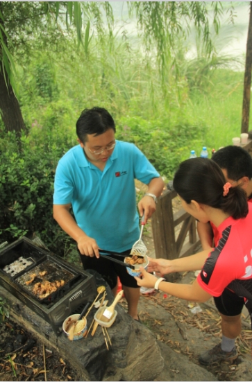 自我介绍到一半 你们还吃 