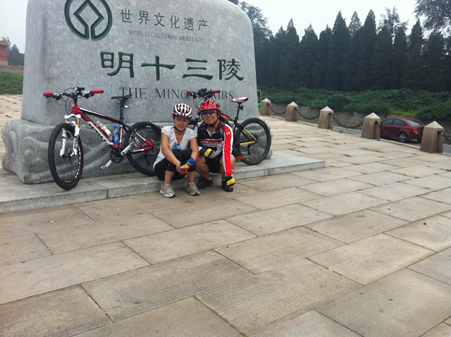 到达神路门口，找人帮忙来了个合影