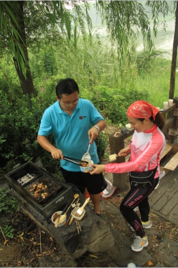 你们看 这又是半截跑去吃的